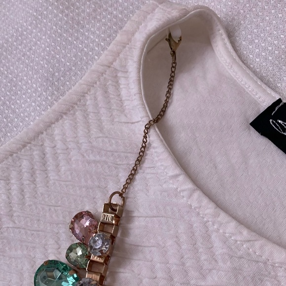 White sleeveless top with detachable necklace embellishment - Picture 3 of 7